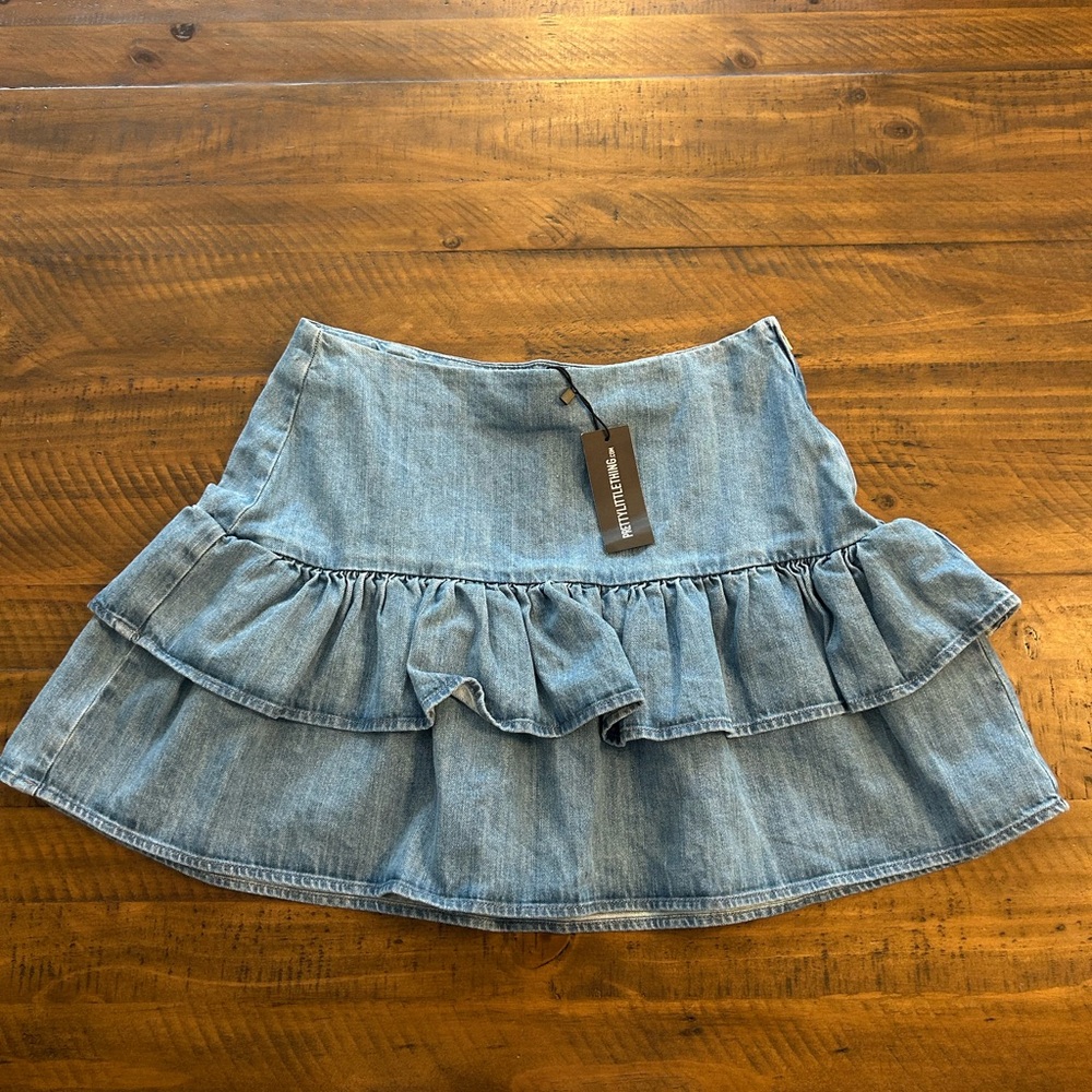 PrettyLittleThing Women’s Light Blue Denim Mini Skirt Size 4